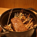 RISTORANTE IL NODO - 藁とともに燻された状態の岩手県短角牛サーロイン