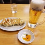 ぎょうざの満洲 - 生ビールを焼餃子