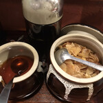 Hanamaruken - 卓上の餃子用のタレ、ラー油。それにフライドガーリック。