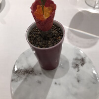 レザンファン ギャテ - ランチコース７５５１円。オマール海老のムース ソフトクリーム仕立て。コーンの中にムースを入れ、マスの子を飾った品です。海老の旨味がしっかりと感じられます（╹◡╹）