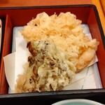 Tempura Tsuna Hachi - 天ぷら　小えびのかき揚げ　舞茸　アップ