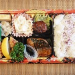 創彩 まんなか屋 - 彩り弁当(確かにおかずの種類が多い)