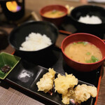 蛤一択  - 天ぷらと　お味噌汁
            時雨煮も付いてきます　　ご飯のおかわりもできました