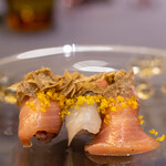 プレゼンテ スギ - 2020.12 杉寿司（いつもの大西洋産メバチマグロ中トロに生のトラフグを加えた紅白盛り）