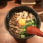 肉と干物と麺 はなれ - 肉月見うどん税込880円は味付け濃いめ