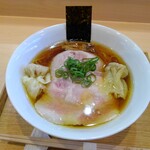 飯田商店 - わんたん入りしょうゆらぁ麺