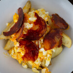 ポテトフライ　半熟卵とスパイシーサラミ”チョリソーイベリコ”のせ