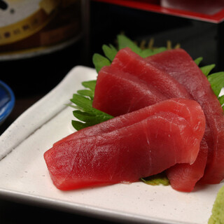 豊洲市場直送の上質な鮮魚を使用！刺身の盛り合わせ