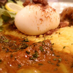 SPICY CURRY 魯珈 - 選べる２種カレー(手前がクリーミィ野菜コルマカレー、奥が限定カレーローズマリー&レモンチキンカレー)、ライス大盛、るうろう煮玉子