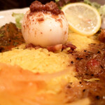 SPICY CURRY 魯珈 - 選べる２種カレー(左はクリーミィ野菜コルマカレー、右は限定カレーローズマリー&レモンチキンカレー)、ライス大盛、るうろう煮玉子