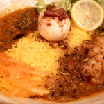 SPICY CURRY 魯珈 - 選べる２種カレー(左はクリーミィ野菜コルマカレー、右は限定カレーローズマリー&レモンチキンカレー)、ライス大盛、るうろう煮玉子