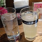 炭焼炉ばた くし路 - お水とグレープフルーツサワー