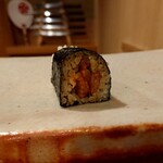 東麻布 天本 - 赤貝のヒモの海苔巻き