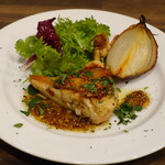 トラットリア アヴァンザ - 骨付き鶏もも肉のコンフィ バルサミコと赤玉ねぎのソース