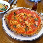 薪窯Pizza＆燻製バル ケムファー - 2020年8月　ＰＩＺＺＡランチ（燻製マルゲリータ、ジンジャーエール）【税抜1080円】近くのお店に対抗してこの価格なんかな～？めっちゃ安い！