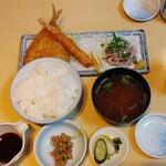 Maru - 日替り定食 ¥950(ご飯大盛無料)　この日はアジフライ・エビフライ・刺身