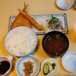 円 - 日替り定食 ¥950(ご飯大盛無料)　この日はアジフライ・エビフライ・刺身