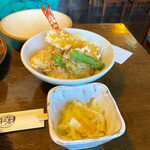 煮込みうどん かに屋 - セットのミニ天丼と漬物