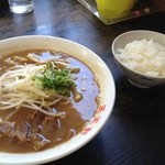 支那そば 王王軒 - やっぱりご飯があいますね。