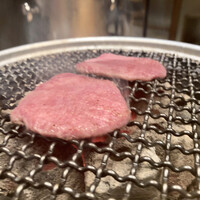 焼肉すどう 春吉 - 斜めにカットしたタンの食感を～