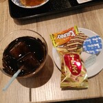 Satsuma Bokke Mon - アイスコーヒー、パイ菓子、チョコ菓子2個
