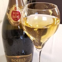 エヴォリュエ - お酒①ボワゼル・ジョワイョ・ドゥ・ラ・フランス・ブリュット1989(シャンパーニュ、フランス)
                      葡萄品種:ピノ・ノワール60%、シャルドネ40%