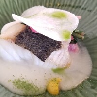 エヴォリュエ - ⑦メダイ(高知県産)のソテー、聖護院蕪のピューレ・ソース、赤蕪のポワレ、小蕪スライス載せ、黄柚子のエッセンス添え
                    産卵期は冬、旬は秋～冬
                    ヌルヌルの粘液を大量に分泌するのでヌメリを丁寧に取って調理