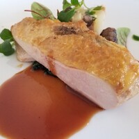 エヴォリュエ - ⑧ホロホロ鳥の胸肉(フランス産)のロティ、法蓮草&馬鈴薯&小豆のドフィノワ、牛蒡のソテー、赤ワインと牛蒡のソース
                    ガーデンはパリッとして、身の火入れも調度良く旨みがしっかり、程好く楽しめました