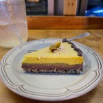 ファラフェルブラザーズ - ターメリックチョコレートケーキ
