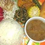 宇宙食堂 - 女性に大人気！玄米ご飯と4種のデリと具沢山お味噌汁のよくばりお野菜プレート