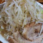ラーメン、トッピングは野菜、たまねぎ、生卵