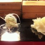 乙女寿司 - カウンターの一例。ガリ