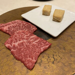 Wagyuu Yakiniku Wandafire - 黒毛和牛厳選赤身に馬路村赤キャップポン酢泡醤油を添え