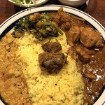 シンズキッチン - サラダとスープ付き。スープも独特の味