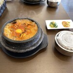 韓国料理 高句麗 - 見た目は辛そうですが旨味が勝って美味しくライスを最後に入れると余すことなく頂けます。ライスを一緒にオーダーして具を食べた後に入れると良いと思います。
