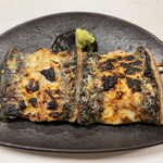 鰻はし本 - 横山さんの鰻の鰻魚醤焼きうな刺しと炙りに続いて、横山さんの鰻の2番仔を、2年半前に漬けた鰻の魚醤焼きに。魚醤の香りが広がるその奥から、あの香りがしっかりくる！