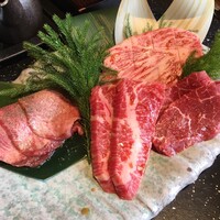 焼肉 べこ亭 たまプラーザ本店 - セットのお肉(2名でそれぞれ違うセットをオーダー)の盛り合わせ
