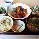 椿屋2 - 本日のランチ(800円)　コンニャクと大豆唐揚げ 南瓜と椎茸ソテー レモン醤油ソース、茄子としし唐辛子煮、ごぼうとしめじとテンペ豆のサラダ、玄米、ぬか漬け、味噌汁