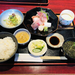 Tatsu Shin - 刺身定食 1500円 (お刺身・小鉢・サラダ・茶碗蒸し・ご飯・味噌汁・漬物)