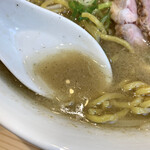 三ん寅 - ラード脂膜が無双のコクと、スープの熱さを生み出す。