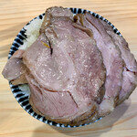 三ん寅 - 豚野郎ライスはホロホロ豚バラロールを3枚オン。ご飯が隠れてしまっているのが残念だ。