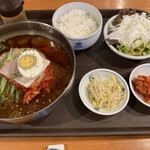 Korian Kicchin Sambiki No Kobuta - 冷麺セット。