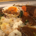 東京コロンボ - 手前の白いのがレモン胡椒ヨーグルト、奥のオレンジがハバネロソース。