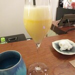 クーリエール - マダム特製ノンアルコールドリンク～みかんとはっさくと生クリームの泡のソーダ割り