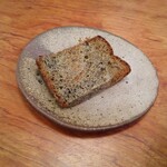 クーリエール - 藁と山形のワイナリーのぶどうの枝をいぶして蒸した焼き茄子の皮のニュアンスが入ったバターたっぷりのブリオッシュ