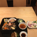 恵比寿 笹岡 - 萩御膳弁当４９８０円。盛り込み、お刺身３点盛り、お味噌汁、お漬物。他に、ご飯と天ぷら、デザートが付きます。