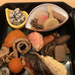 恵比寿 笹岡 - 萩御膳弁当４９８０円。盛り込み。白和え、炊き合わせ、煮物、鰆の西京焼き、海老真薯など。出来立てに近い鰆と海老真薯が、とても美味しかったです（╹◡╹）煮物は味付けが濃すぎて。。。