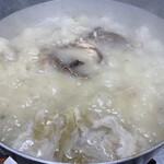 炭火焼 西垣鶏 - 鶏ガラなどを15時間煮込んだ無化調の「白湯スープ」
