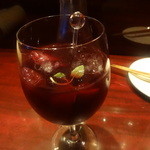 「サングリア（赤）デキャンタ」（2100円）グラス注ぎ後