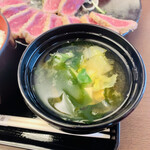牛かつ 牛若丸 - お味噌汁　お豆腐・ワカメ・白菜
